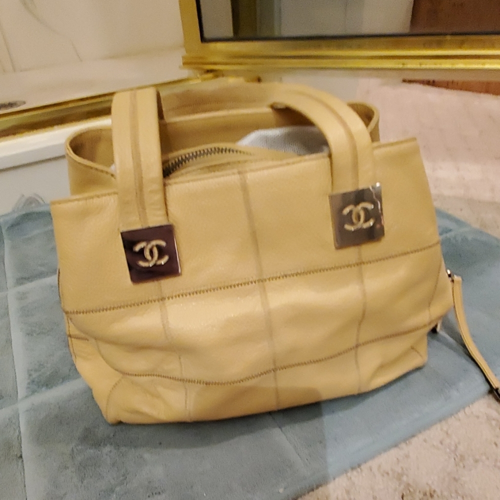 Authentic CHANEL like new handbag!! Beautiful!!